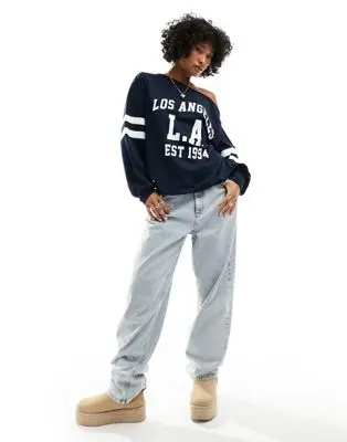 ASOS DESIGN - Sweat asymétrique avec imprimé sportif - Bleu marine