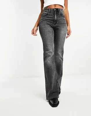 Stradivarius - Jean évasé fendu - Noir délavé  | ASOS