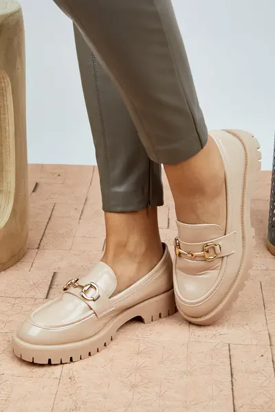 Mocassins vernis beige et détail doré sur le dessus