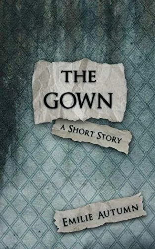 The Gown: A Short Story (with Study Guide) Broché – 15 novembre 2017