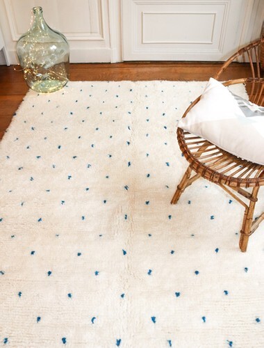 Tapis berbère Béni Ouarain à pois bleus 158 x 263 cm