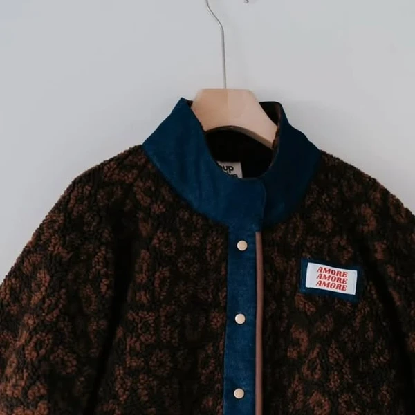 Tissus des Ursules on Instagram: "🐆 La veste qu’on veut tous pour cet automne !Gros coup de cœur pour cette superbe création de @auxcouleurspastels 😍 L’association de notre teddy léopard (1280877) avec le jean bleu foncé (1235857) donne tellement de caractère à cette veste !On adore le contraste des matières, les grandes poches en jean et tous les petits détails qui rendent cette cousette unique ✂️🧵🪡 Patron Bloomette de @les_productions_chacha🛍️ Clic & shop sur les photos !Bravo @auxcouleurspastels pour cette pépite ! 🤎#TissusDesUrsules #Couture #CoutureAddict #VesteCousueMain #InspirationCouture30 septembre 2026 16:50"