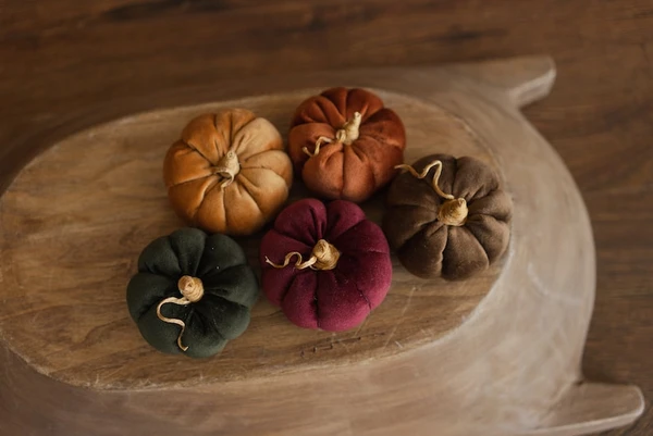 Jouets nouveau-nés citrouilles en velours, décoration nouveau-né citrouille, ensemble d'accessoires photo nouveau-né, accessoires photo nouveau-né, citrouilles velours, décoration automne automne