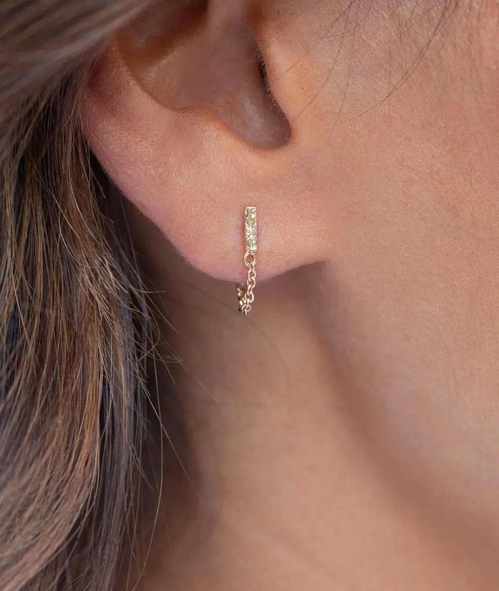Boucles d'oreilles rectangle texturé et chaîne Plaqué or