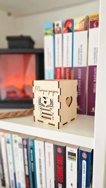 Wooden bookmark pot, engraved cut-out books and hearts