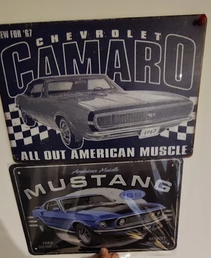 cadre image voiture pas forcément des voiture américaine avec de quoi les attachait au mure 