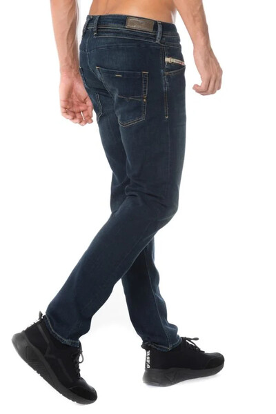 Jeans (Bleu foncé ou noir)