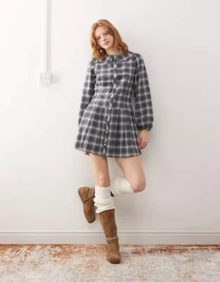 Reclaimed Vintage - Robe courte plissée à carreaux avec taille basse et col - Bleu