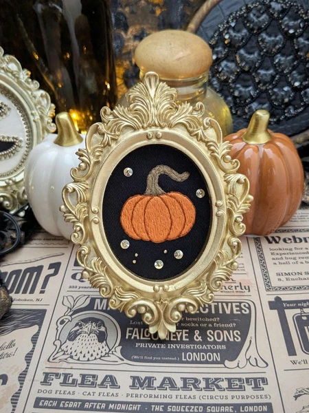 The Fabularium Hand-embroidered pumpkin frame decoration (standard Mondial Relay delivery for France and Belgium)