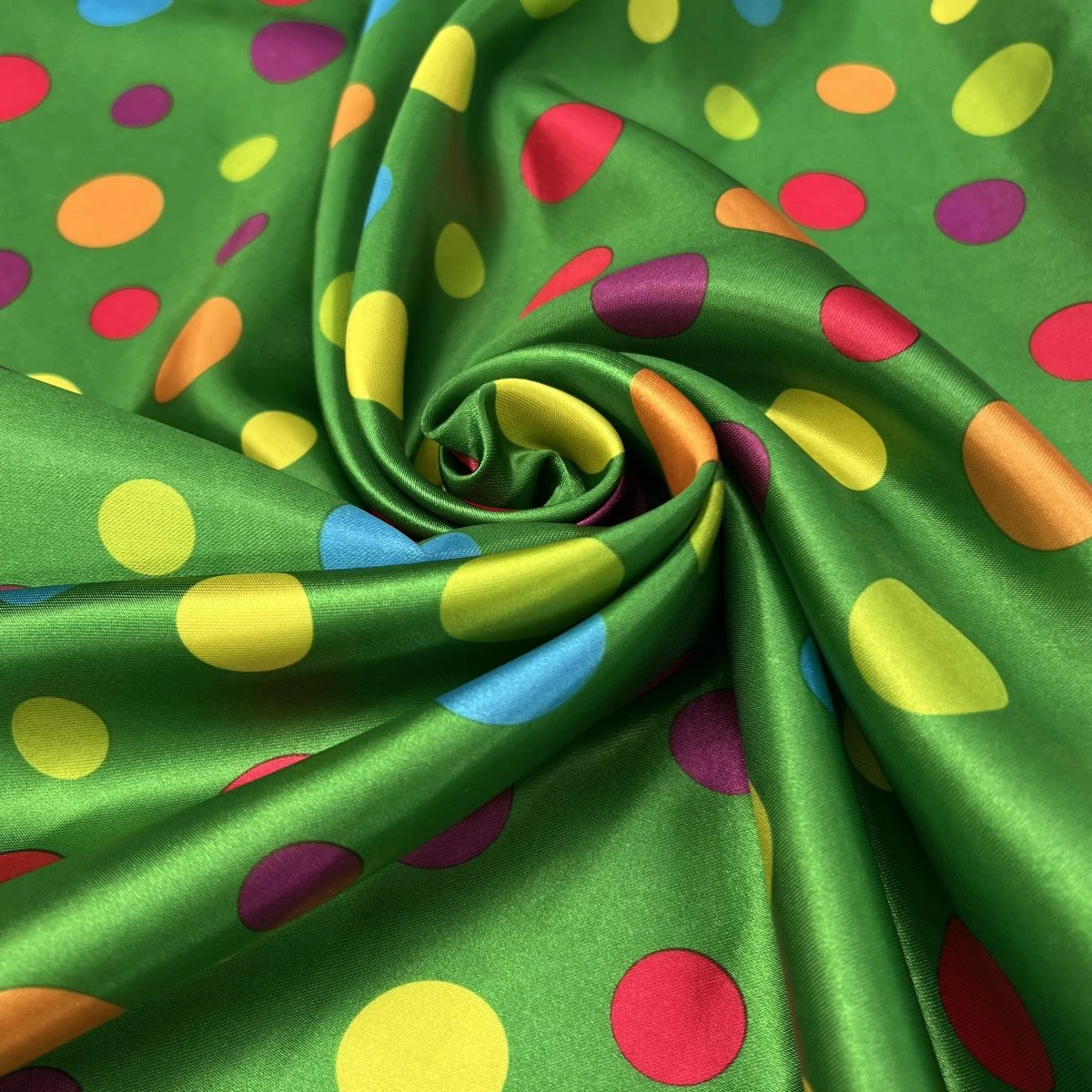 Tissu Satin Carnaval Vert Pois Multicolores au Mètre pour la confection de Déguisements