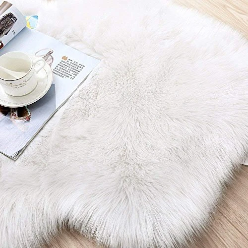DQMEN 50 x 80 cm Faux Peau de Mouton synthétique Imitation Toison Moquette Peau d'agneau Tapis Fluffy Soft Longhair Décoratif Coussin de Chaise Canapé Natte (Blanc)
