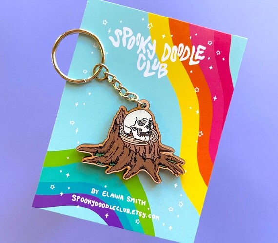 SKULL STUMP KEYCHAIN - Spooky Doodle Club Porte-clés en bois (2 pouces)