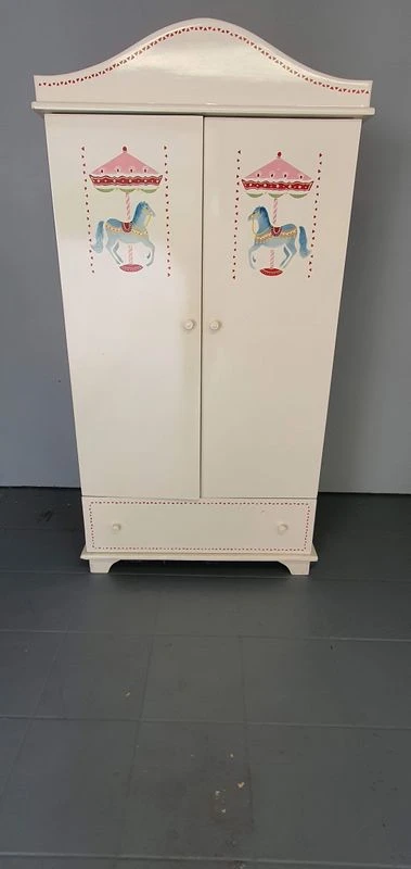 Armoire enfant, bois massif, fait main, blanc ivoire, motifs chev