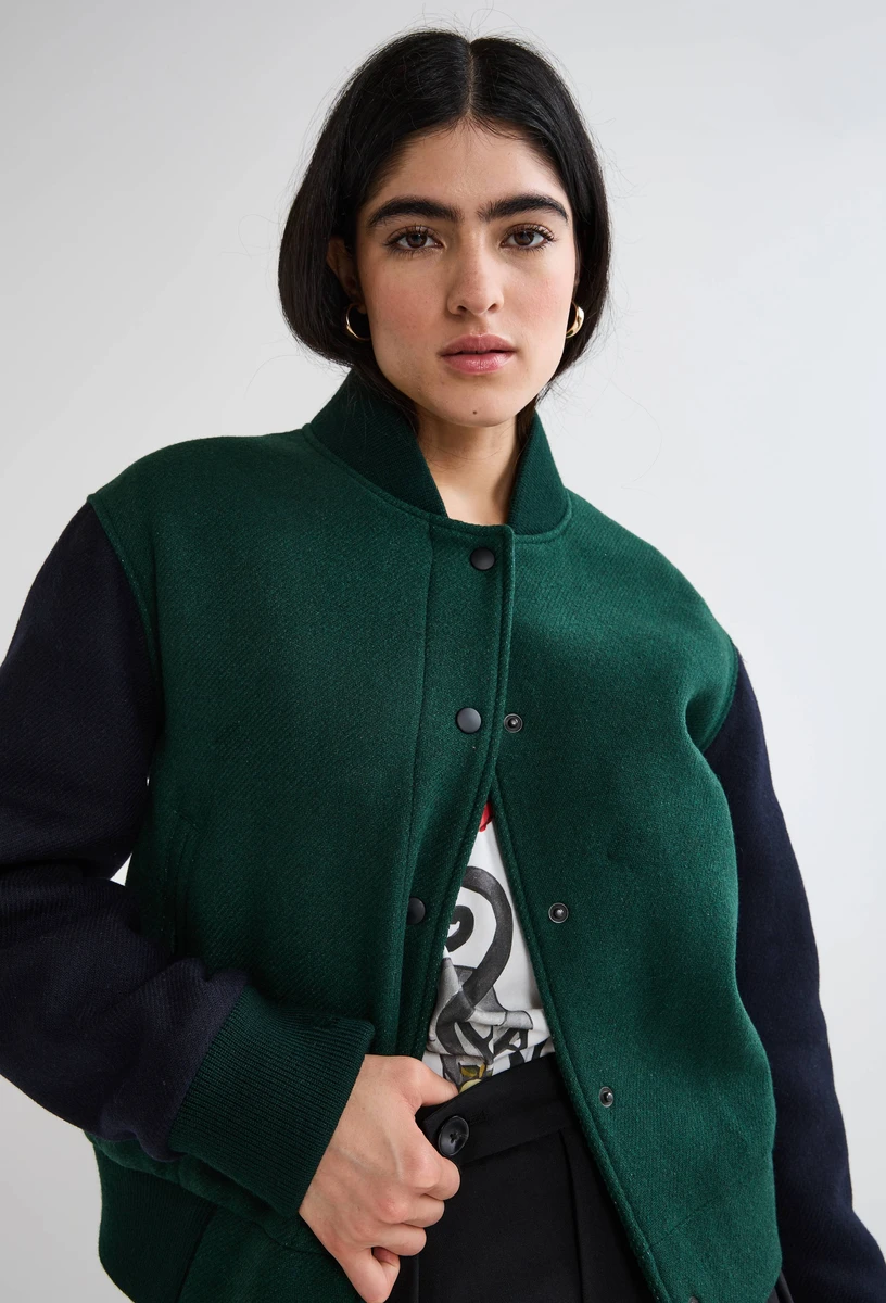Teddy vert et manche bleu avec une broderie soleil sur le dos, Vincent Darre X Monoprix, contenant de la laine