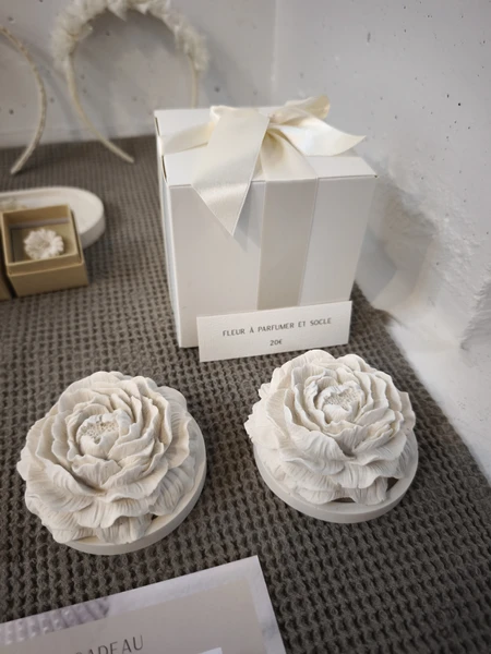Fleur a parfumer et socle 