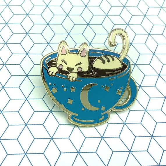 Chatpuccino pins doré - Badge émaillé de chat dans du café doré