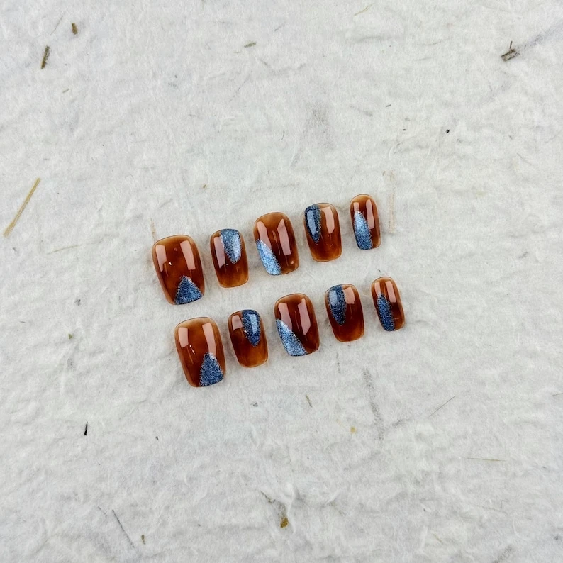 Ongles à presser carrés courts et élégants en brun ambré, avec des touches de bleu, parfaits pour les sorties quotidiennes, faux ongles au style