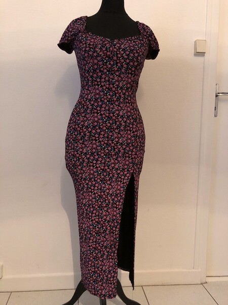 Robe moulante fendue à fleur 34