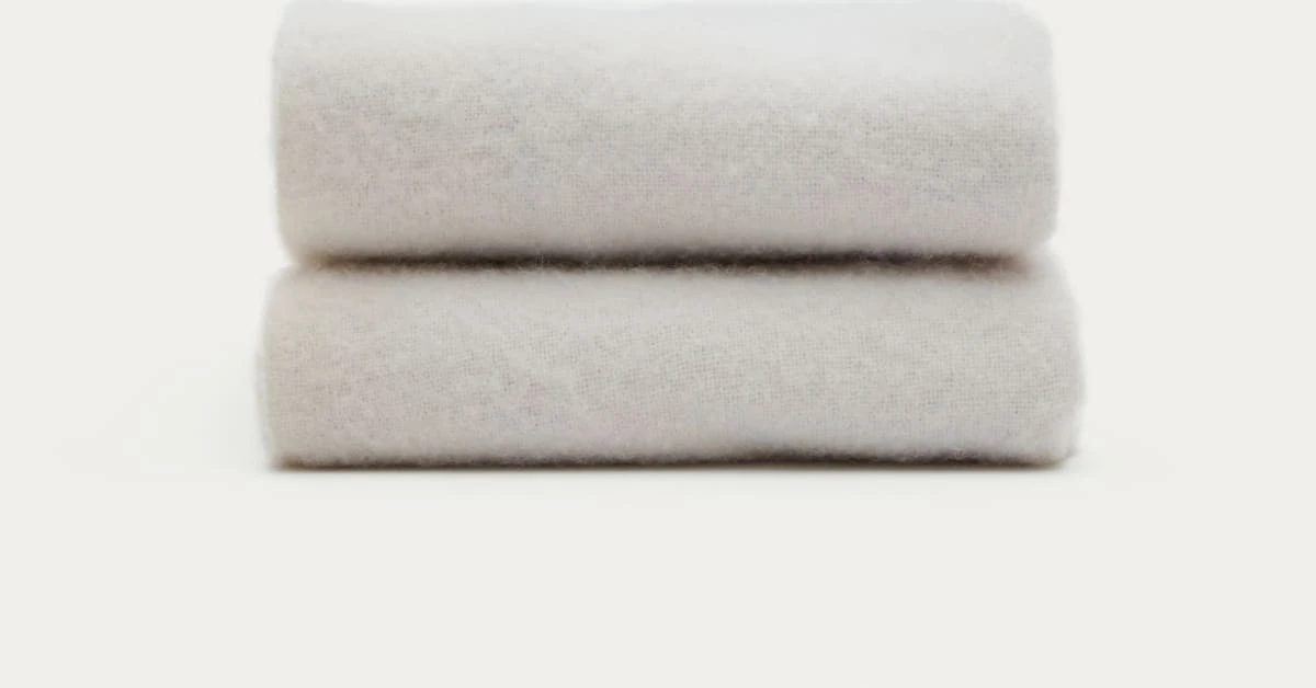 Couverture Hira en laine écru avec volants 170 x 130 cm | Kave Home France