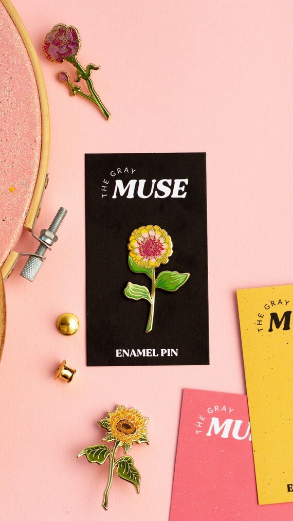 Épingle en émail Zinnia, Cadeau Zinnia, Épingle pour amoureux des fleurs, Badge Zinnia, Épingle à broche Zinnia, Accessoire botanique, Épingle à sac à dos