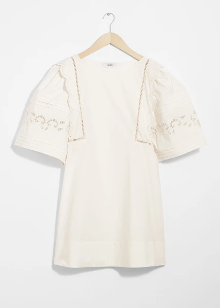 Robe courte festonnée