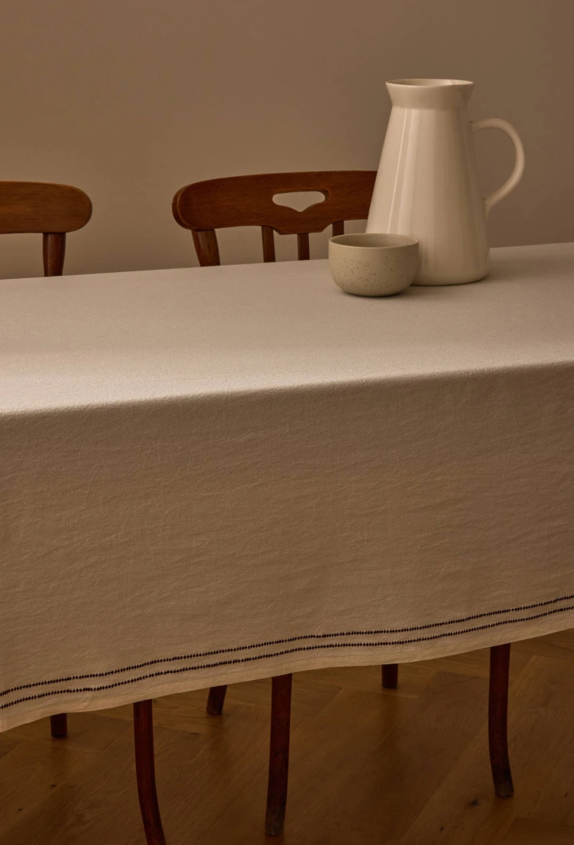 Nappe avec broderie pointillés, 170x250cm, 100% coton