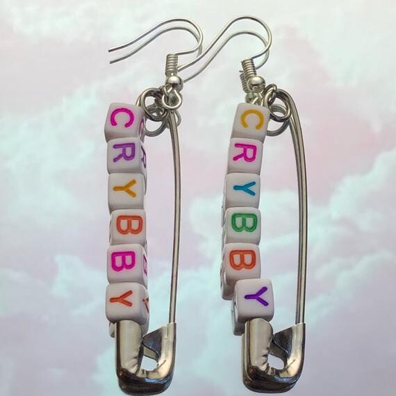 Cry baby boucles d’oreilles épingles de sécurité. Inspiré par Melanie Martinez.