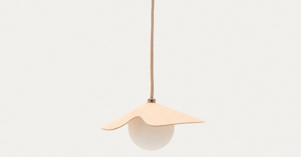 Plafonnier Wilara en placage de chêne avec 1 boule en verre fumé blanc | Kave Home®