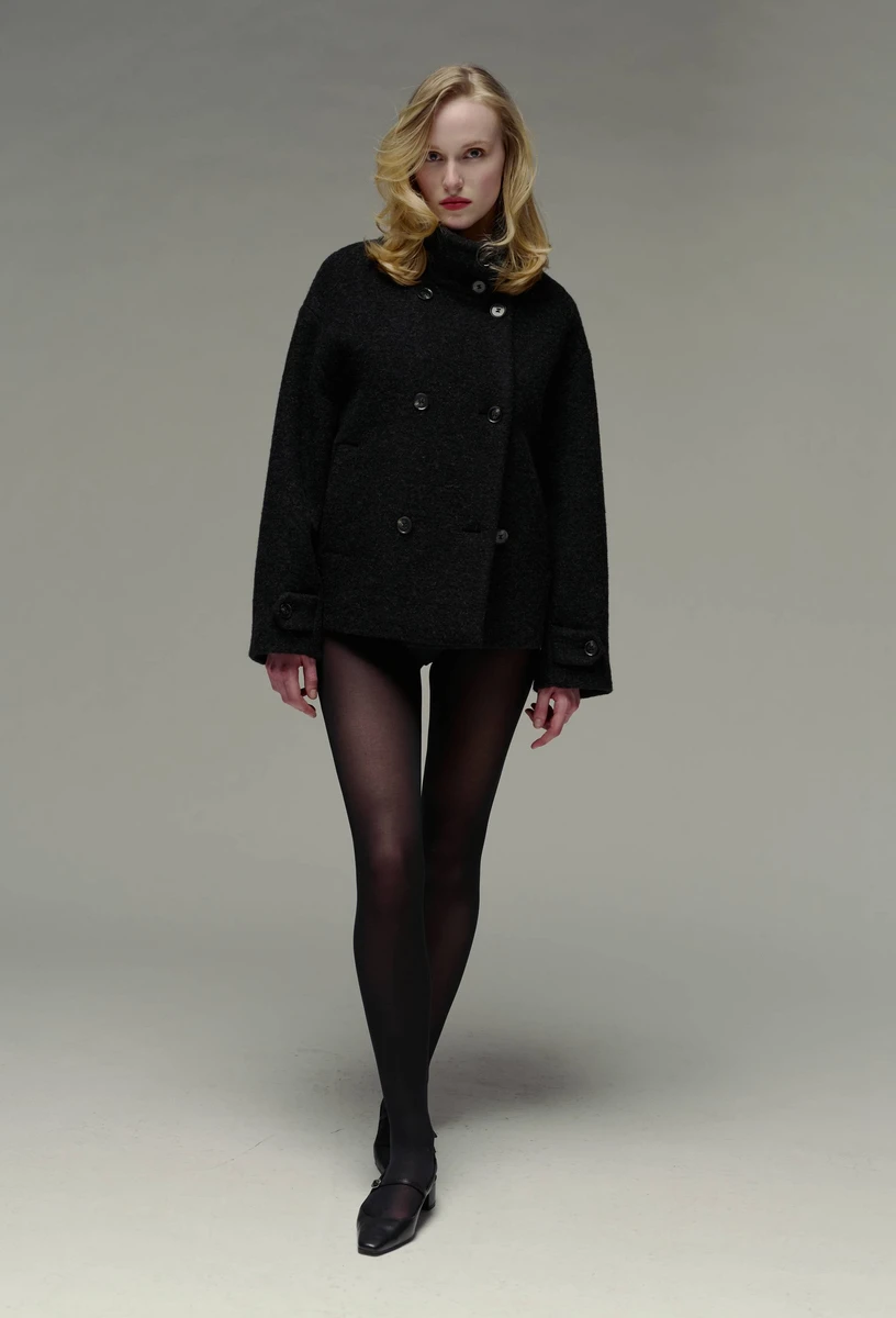 Manteau court croisé contenant de la laine
