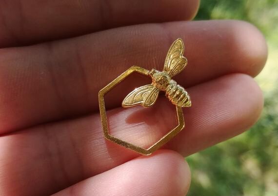 Broche Abeille et Alvéole de Ruche, Laiton Doré à l&#39;or fin, Broche apiculteur, Pins Abeille Butineuse Or, Broche Mariage Art nouveau