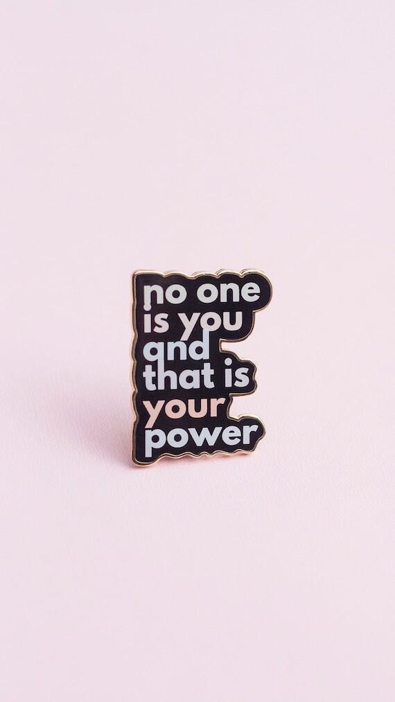 PRÉCOMMANDEZ Personne n’est vous et c’est votre superpouvoir en émail Pin | Rappels doux | Citations de texte édifiantes | Cadeaux d’amitié | Inspiration