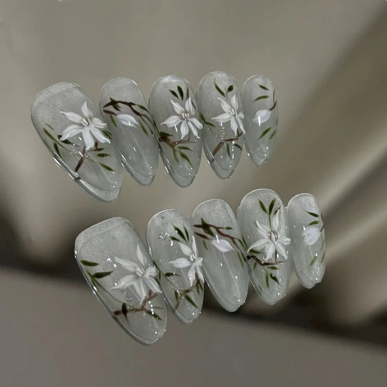 Presse de fleurs oeil de chat scintillantes fait main : ongles en gel personnalisés peints à la main