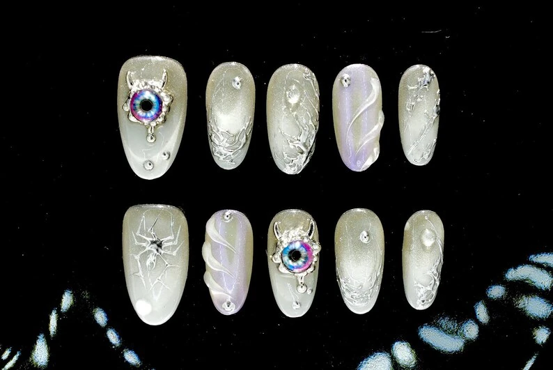 Presse-ongles araignée de l'an 2000 | Conception Web personnalisée en chrome argenté | Ongles 3D accent mauvais œil | Art fluide lueur violette |