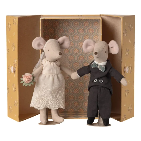 Couple de mariés souris dans son coffret