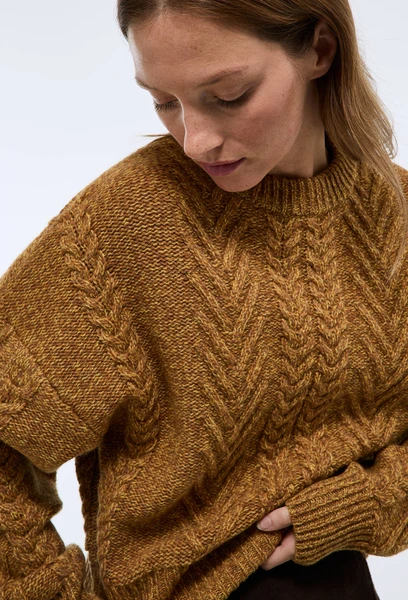 Pull col rond torsadé contenant de la laine