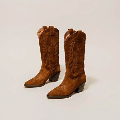 Bottes à talons et bouts pointus