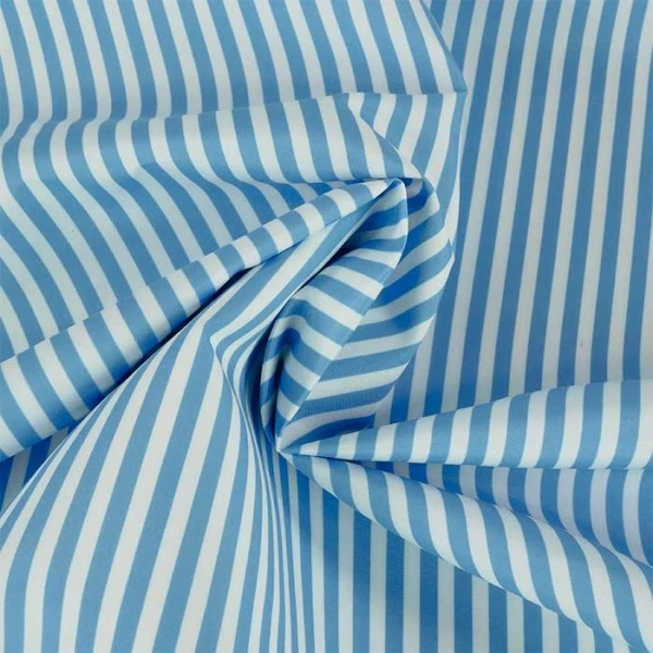 Tissu short de bain rayé bleu ciel – déperlant, recyclé, séchage rapide