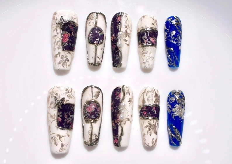 Fleurs françaises à presser sur les ongles | Presse cercueil fait main blanc et bleu | Ongles tendance de qualité salon