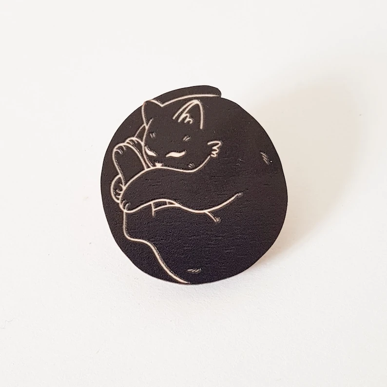 Broche chat mignon / Broche en bois chat noir endormi recroquevillé / Cadeau pour amoureux des chats