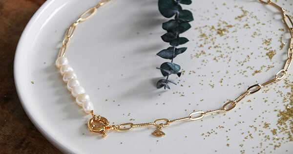 DIY bijoux tendance collier grosses mailles, perles d'eau douce, maxi fermoir et breloque oeil plaqué or - Perles & Co