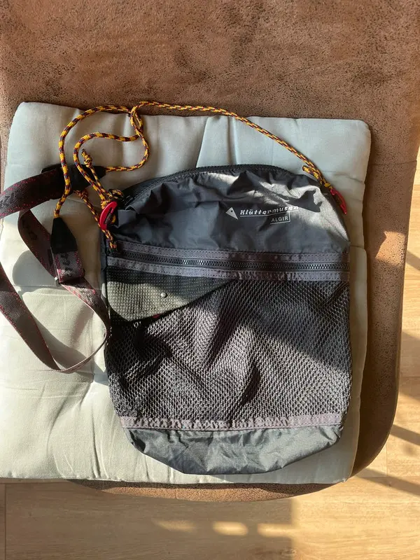 klattermusen algir multislots bag - Raven
