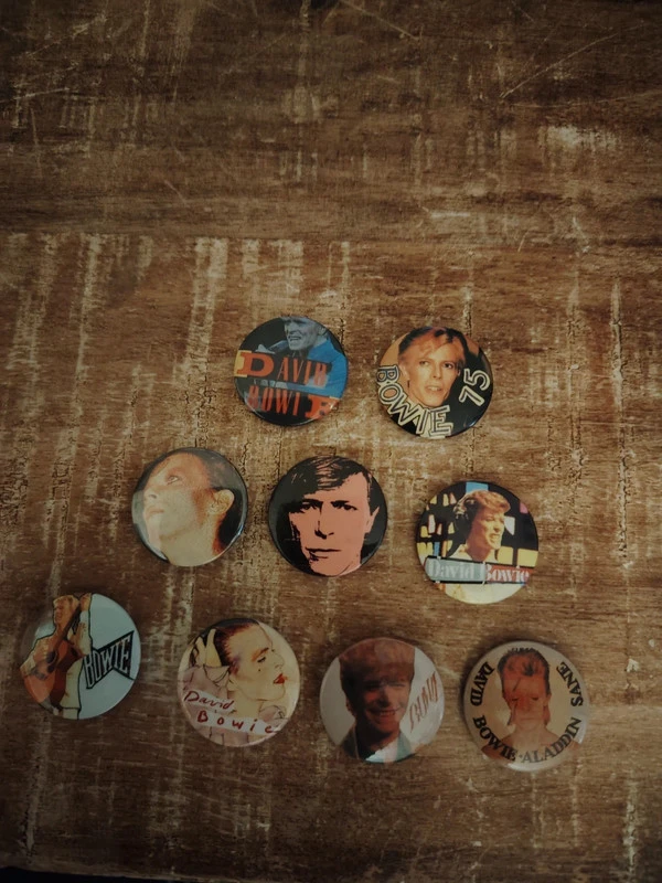 Lot (3)de 9 badges de Bowie vintage édités en 1983