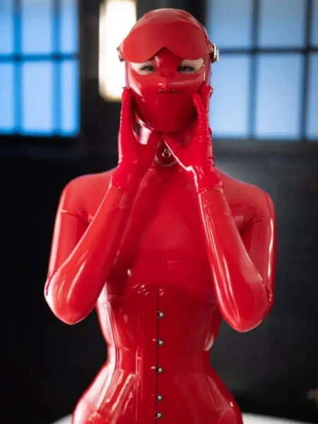 Cagoule amovible en latex rouge