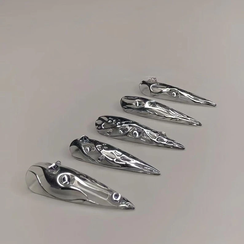 Presse argent mystique sur les ongles | Motifs énigmatiques en argent 3D | Ongles artistiques de haute qualité | Ongles longs faits main cool en