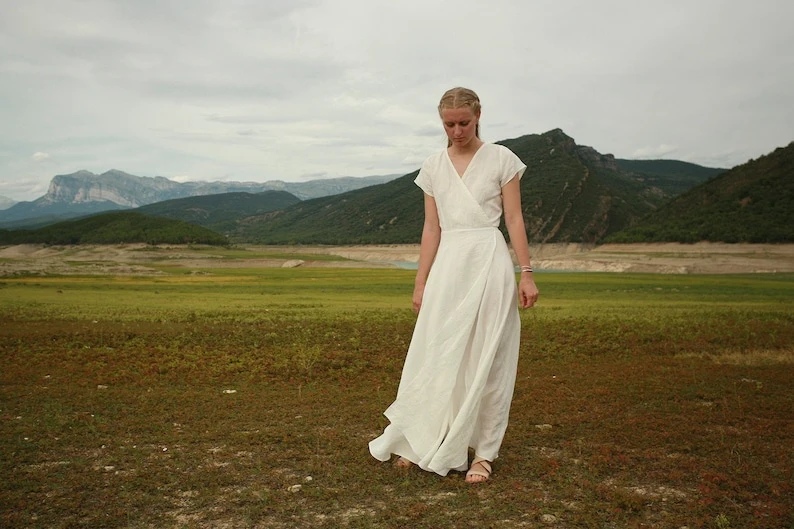 Maxi robe portefeuille en lin : robe de mariée ou d'été minimaliste