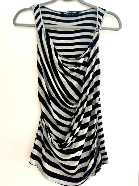 Camiseta top de rayas negra y gris con drapeado en parte delantera
