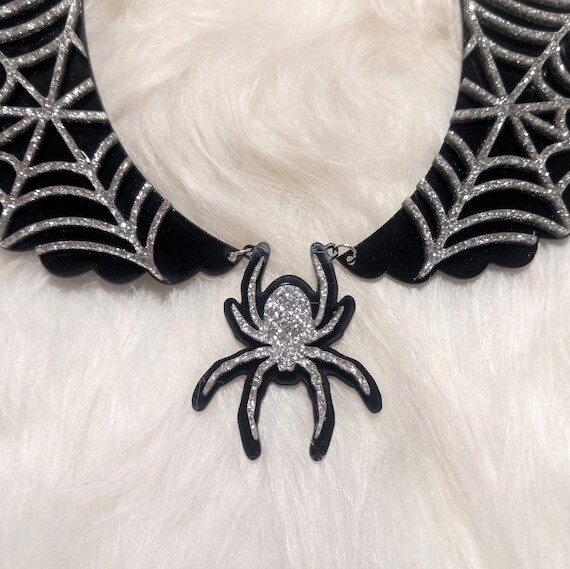 Halloween Toile d’araignée Collier en acrylique festonné avec charme d’araignée // Bijoux en acrylique découpés au laser