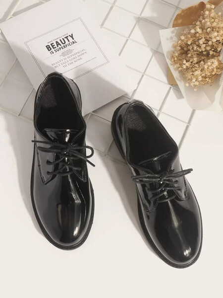 Chaussures derby en similicuir vernis