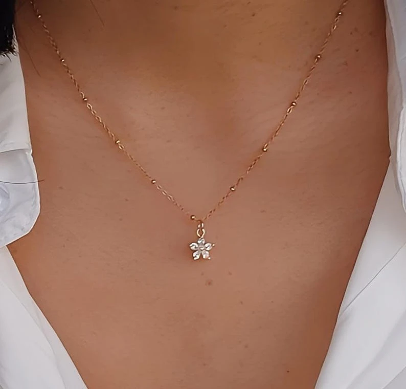 Flower pendant necklace, women's necklace, discreet and delicate jewelry, fine gold chain necklace, birthday gift.