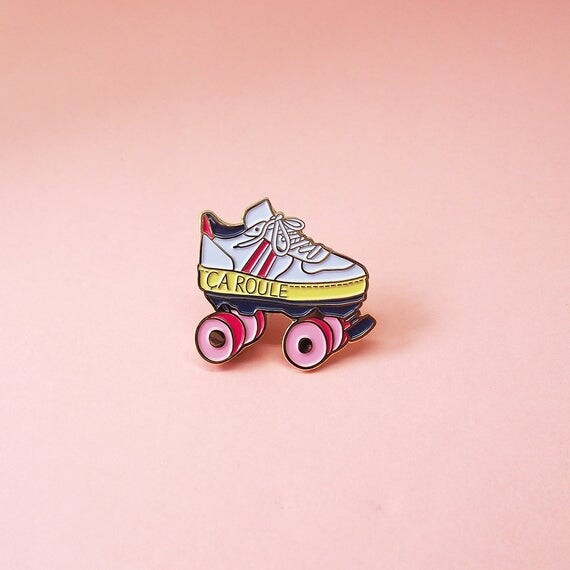 Pin's en émail "Ça roule" Roller, Roller Derby, enamel pin, blanc et rose